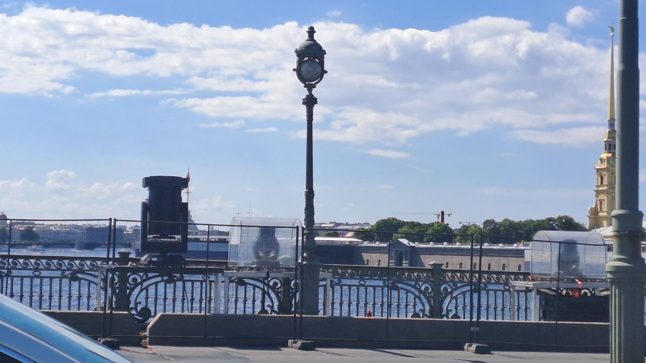 «Алые паруса» изменили схему движения пешеходов по Троицкому мосту