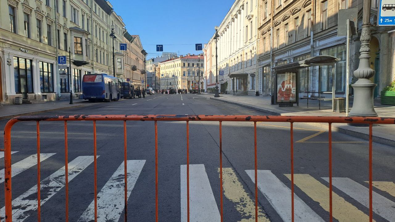 Показываем, как «Алые паруса» оградили от туристов и обывателей