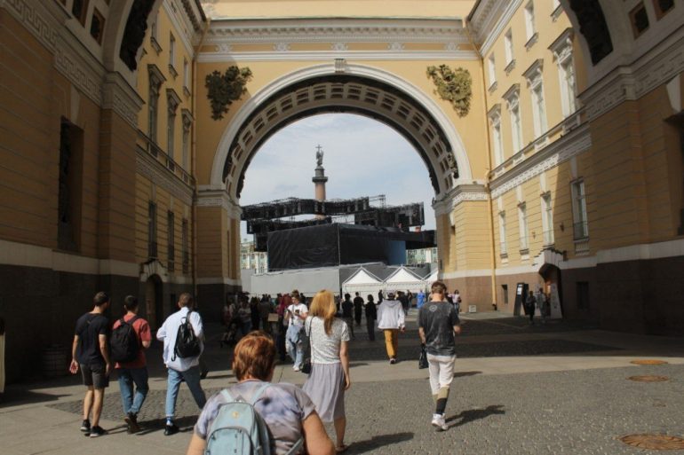 Из-за "Алых парусов" на Дворцовой выросла новая доминанта