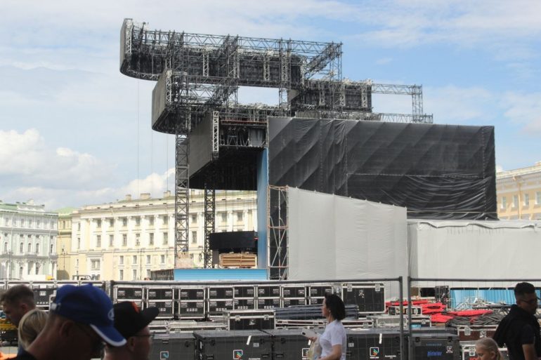 Из-за "Алых парусов" на Дворцовой выросла новая доминанта