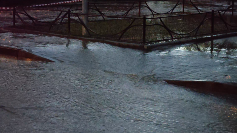 Новое озеро появилось в Красном Селе из-за прорыва трубы