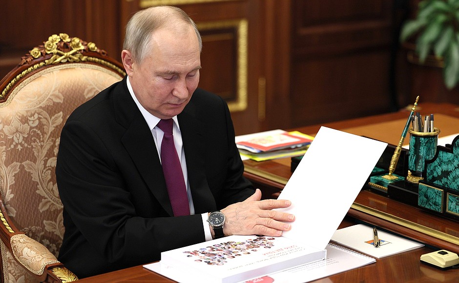 «Круг добра» подарил Путину альбом с историями болезней детей