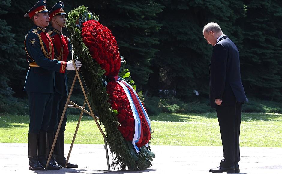 Путин возложил венок к Могиле Неизвестного Солдата