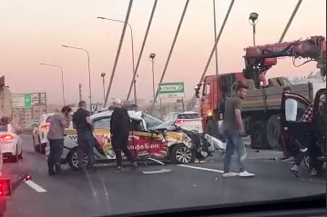 Такси разворотило после ДТП с грузовиком на вантовом мосту КАД