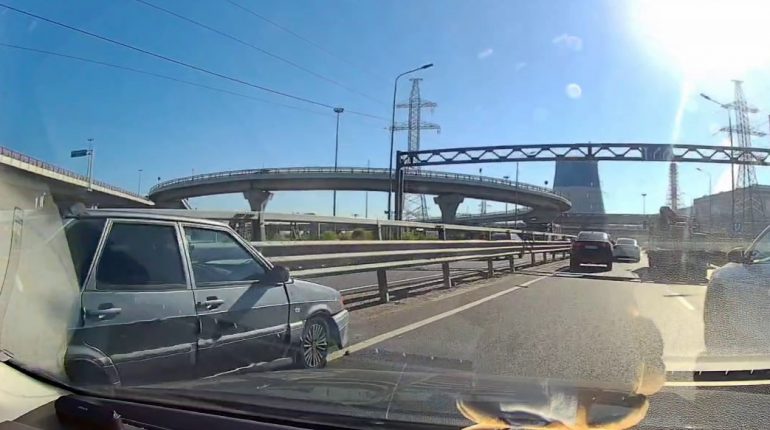 Lada помяла бампер и встала на съезде с КАД на Софийскую