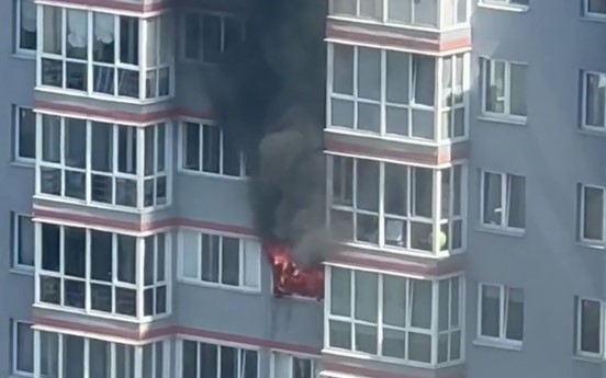 Пламя выбивается из окна квартиры в Кудрово 