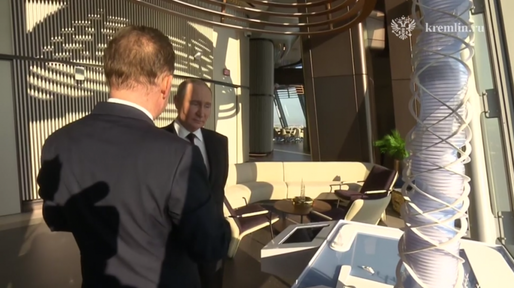 Миллер показал Путину модели еще двух небоскребов рядом с Лахта центром