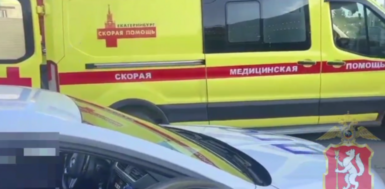 В Екатеринбурге автомобиль наехал на трех человек у магазина