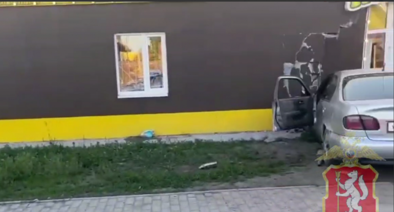 В Екатеринбурге автомобиль наехал на трех человек у магазина