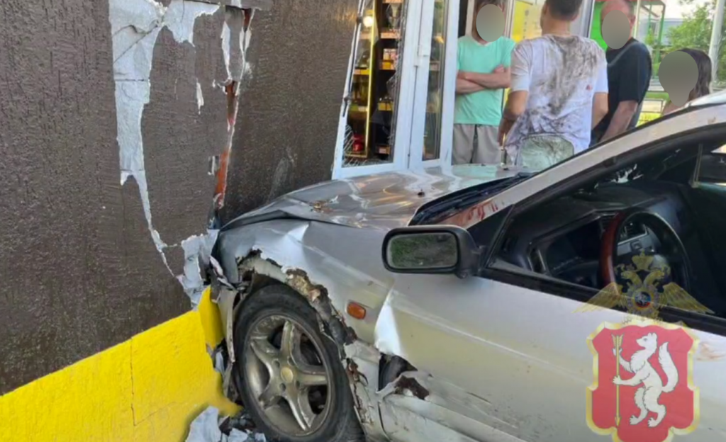 В Екатеринбурге автомобиль наехал на трех человек у магазина