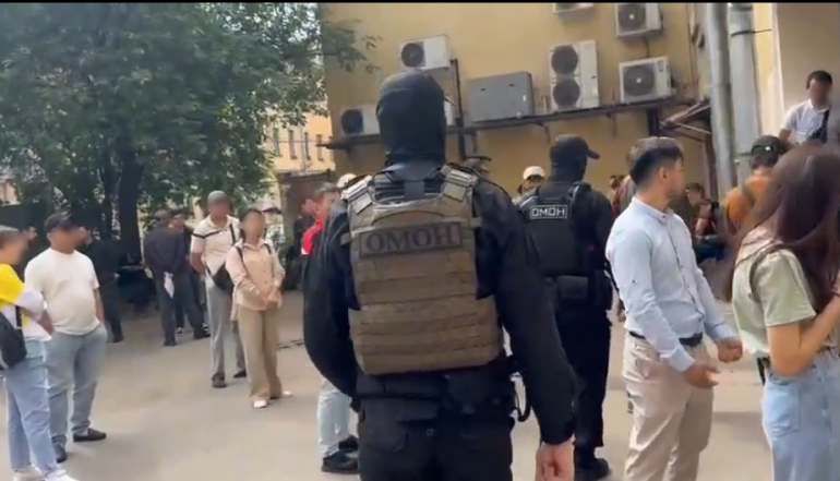 В Петербурге полиция провела обыски в центре тестирования иностранцев