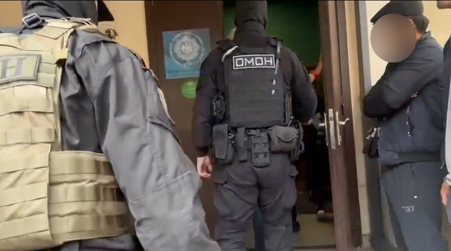 В Петербурге полиция провела обыски в центре тестирования иностранцев