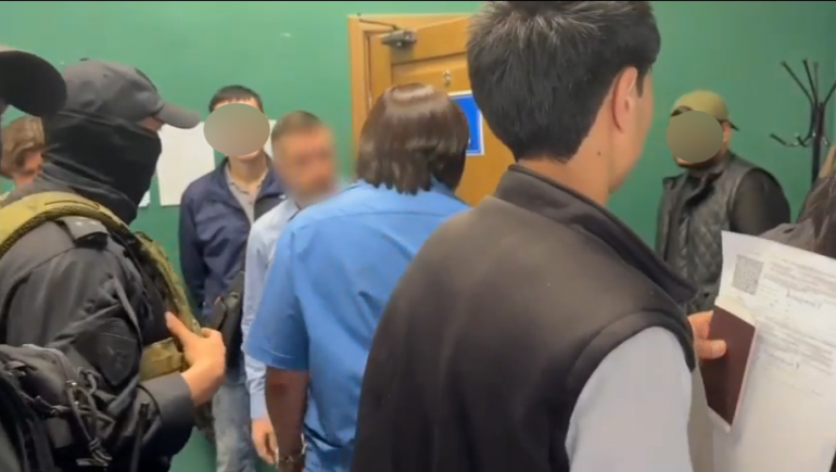 В Петербурге полиция провела обыски в центре тестирования иностранцев