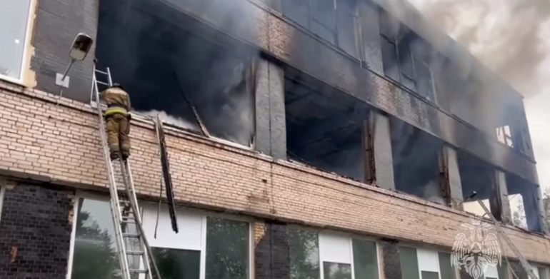 В Гатчине загорелось производственное здание