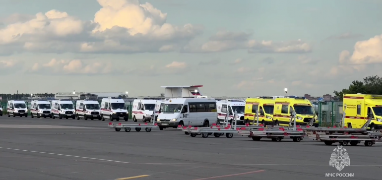 МЧС показало доставку в Москву пострадавших при теракте в Севастополе