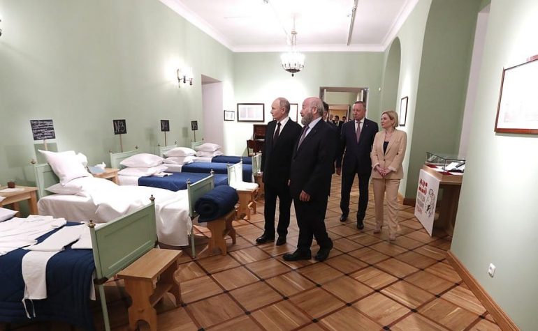 Кремль показал фото посещения Путиным лицея и Екатерининского дворца