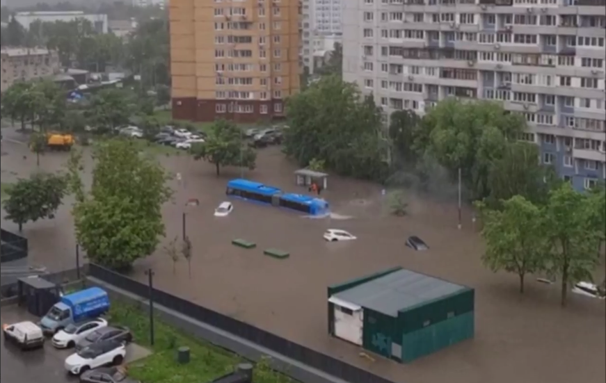 Автобус ушел под воду на севере Москвы из-за мощного ливня