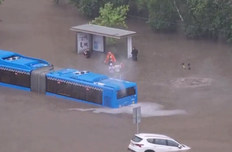 Автобус ушел под воду на севере Москвы из-за мощного ливня