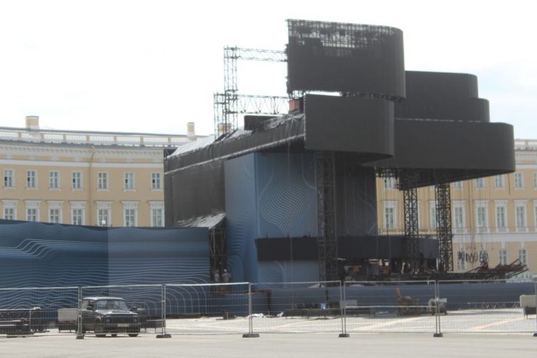 Из-за "Алых парусов" на Дворцовой выросла новая доминанта