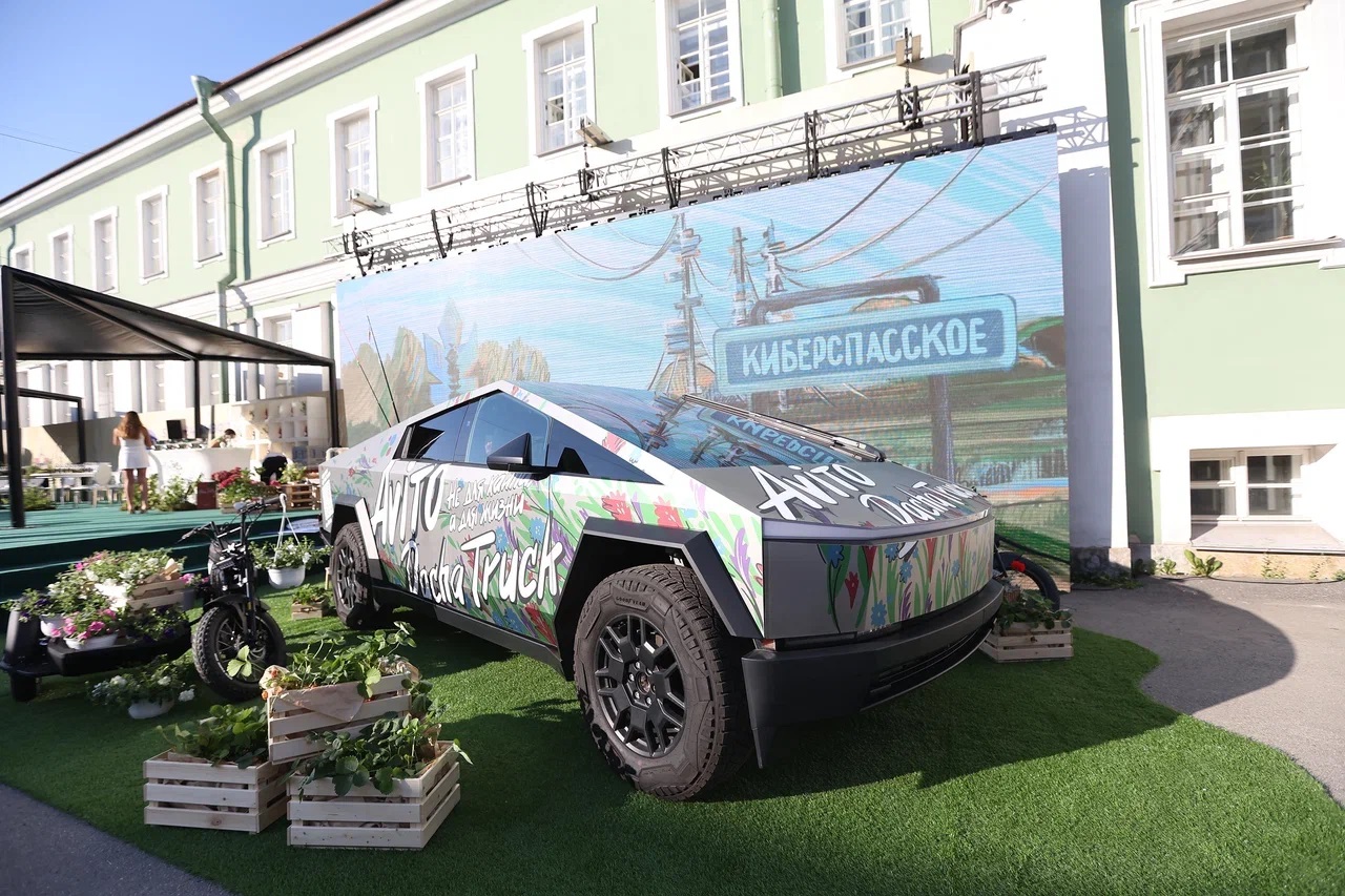 Не для хайпа, а для жизни: Avito Dacha Truck в дни ПМЭФ колесил по ЗСД, Рубинштейна, Крестовскому
