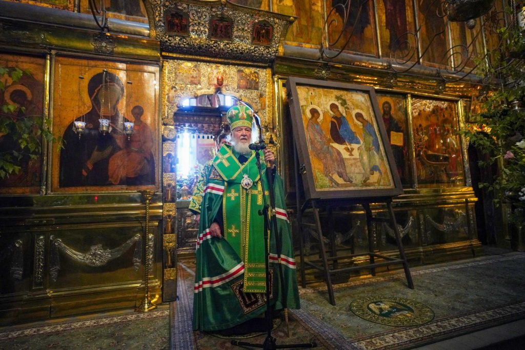 Патриарх Кирилл помолился перед иконой «Троица» на службе в лавре