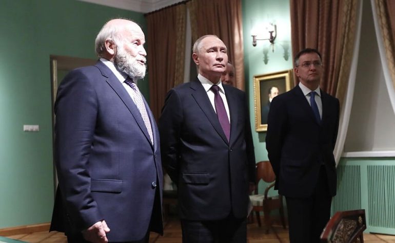 Кремль показал фото посещения Путиным лицея и Екатерининского дворца