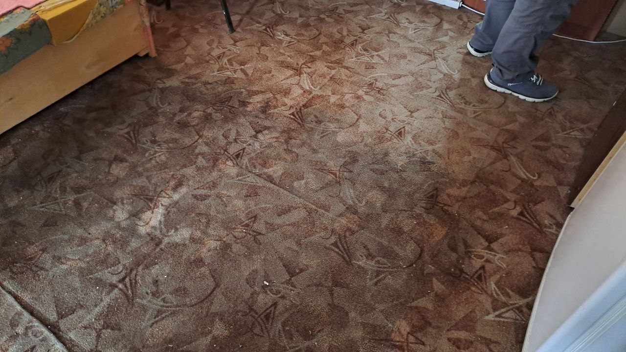 Жильцы показали, как фонтан после прорыва на Индустриальном бил в окна