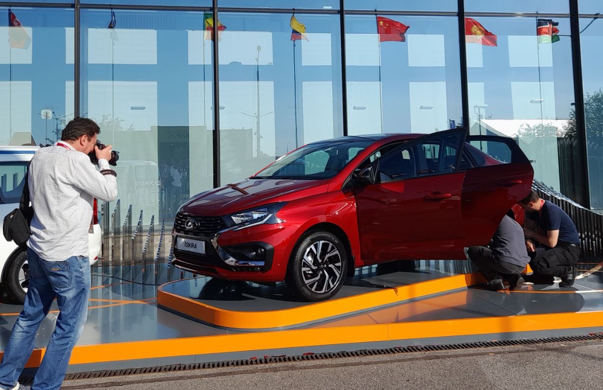АвтоВАЗ на ПМЭФ-2024 представил флагманскую Lada Iskra