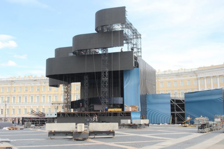 Из-за "Алых парусов" на Дворцовой выросла новая доминанта