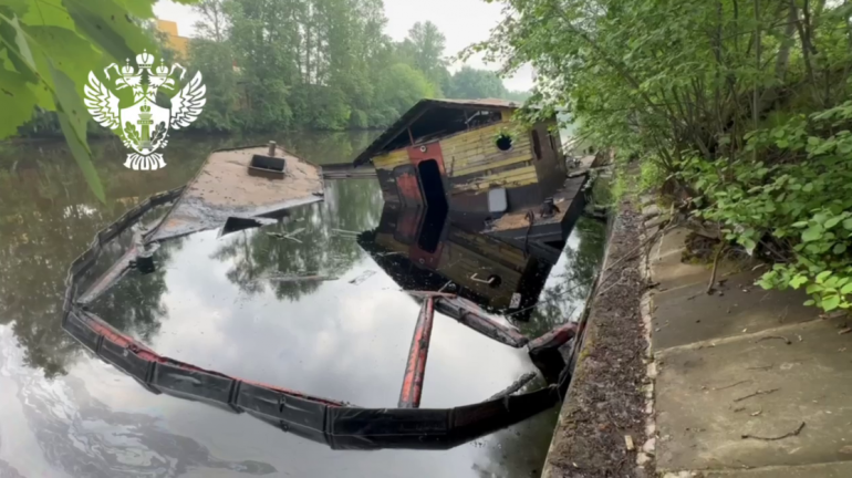 Росприроднадзор назвал причину появления радужных разводов на Охте