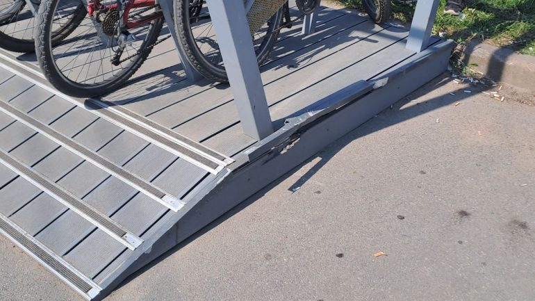 Во что превратились велопарковки почти за 10 млн рублей у станций метро по проекту "Твой бюджет - 2020"
