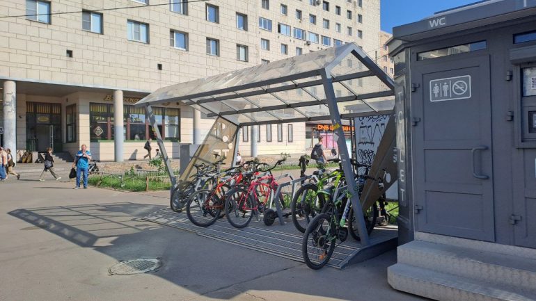 Во что превратились велопарковки почти за 10 млн рублей у станций метро по проекту "Твой бюджет - 2020"
