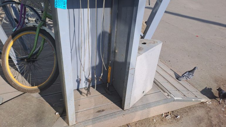 Во что превратились велопарковки почти за 10 млн рублей у станций метро по проекту "Твой бюджет - 2020"