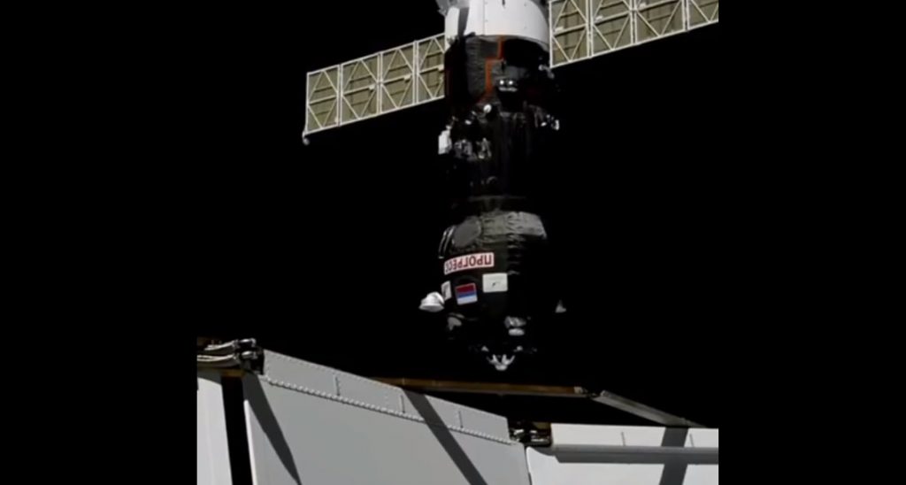 Роскосмос показал кадры пристыковки «Прогресс МС-27» с МКС
