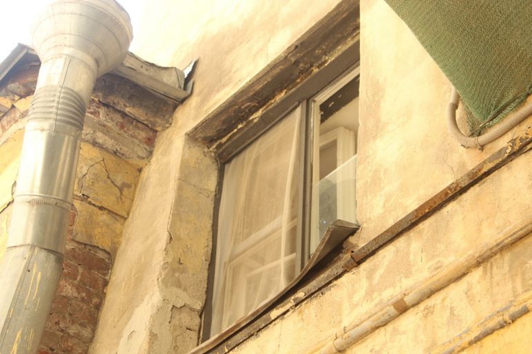 Во дворе-колодце на Средней Подьяческой растут трещины и гниет дерево