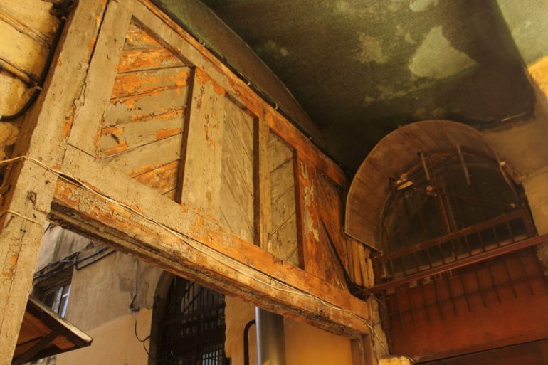 Во дворе-колодце на Средней Подьяческой растут трещины и гниет дерево