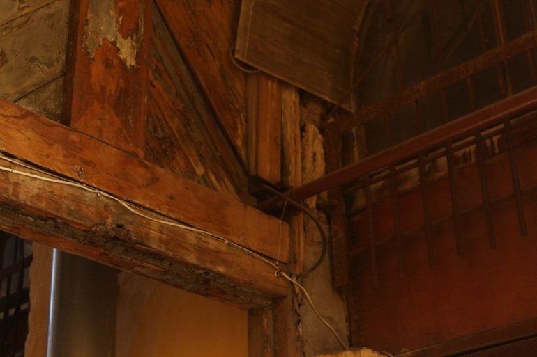 Во дворе-колодце на Средней Подьяческой растут трещины и гниет дерево