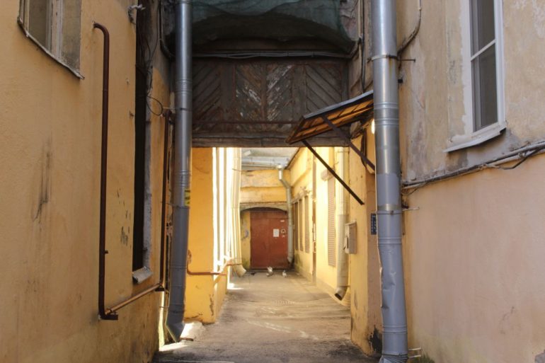 Во дворе-колодце на Средней Подьяческой растут трещины и гниет дерево