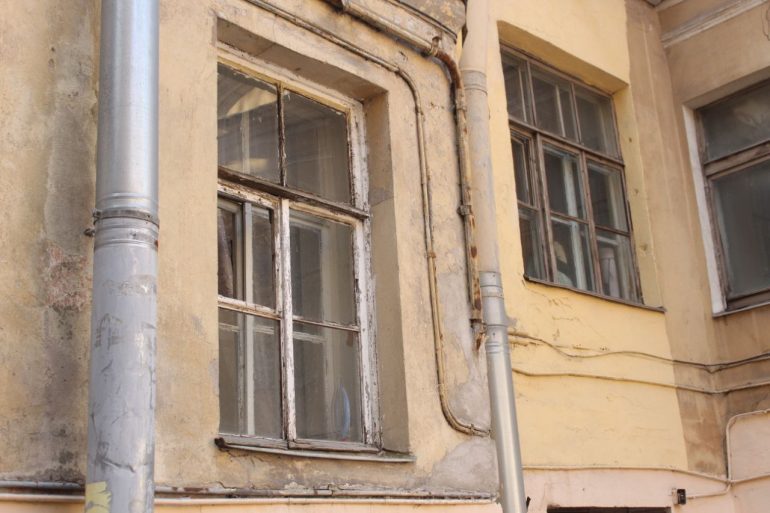 Во дворе-колодце на Средней Подьяческой растут трещины и гниет дерево