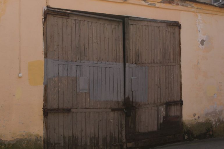 Во дворе-колодце на Средней Подьяческой растут трещины и гниет дерево