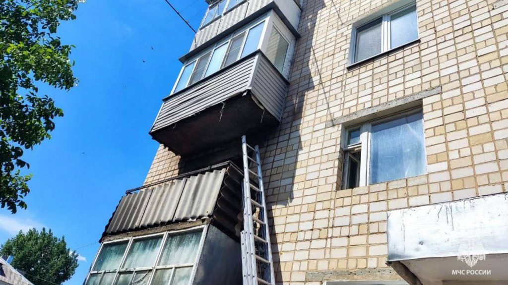 Балкон квартиры загорелся из-за стеклянных банок под Ростовом