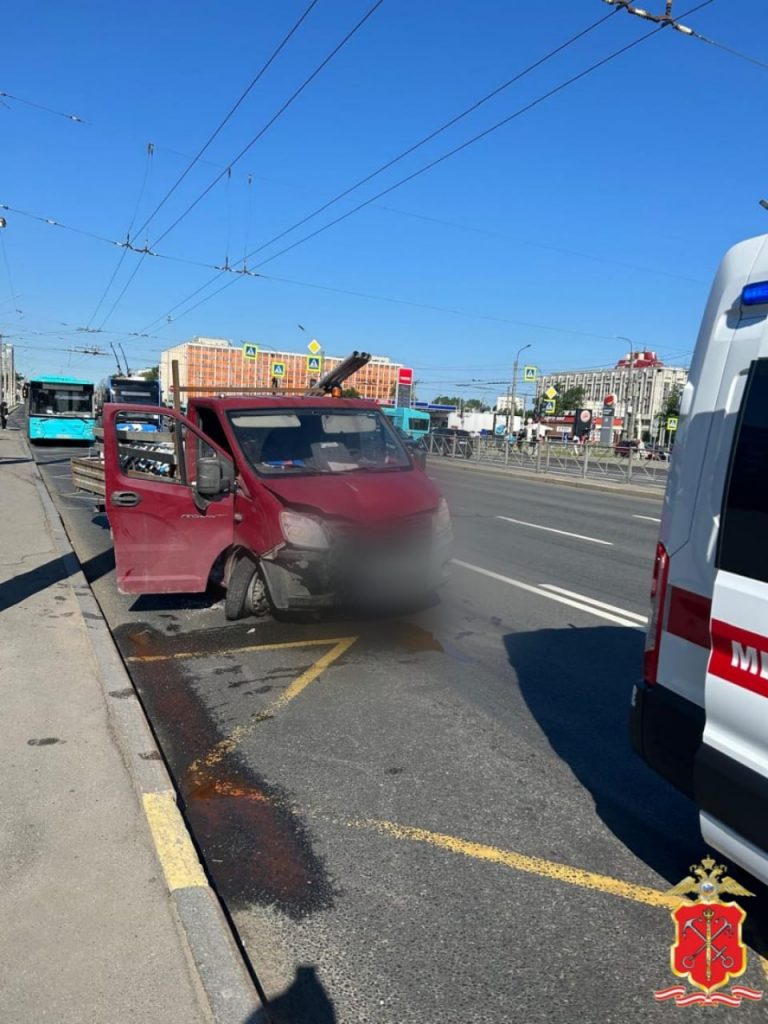 На площади Конституции вылетевший на тротуар «ГАЗ» сбил светофор и пешехода