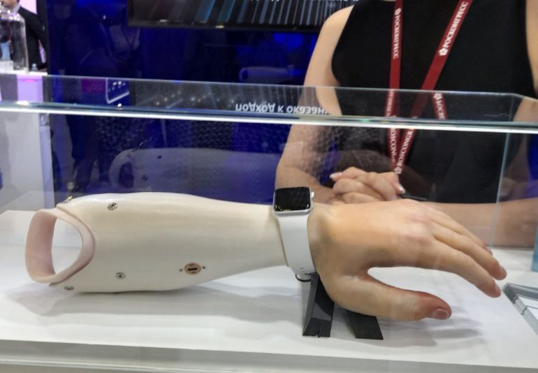 На ПМЭФ показали бионическую руку – она как настоящая