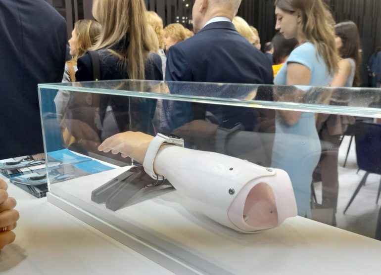 На ПМЭФ показали бионическую руку – она как настоящая