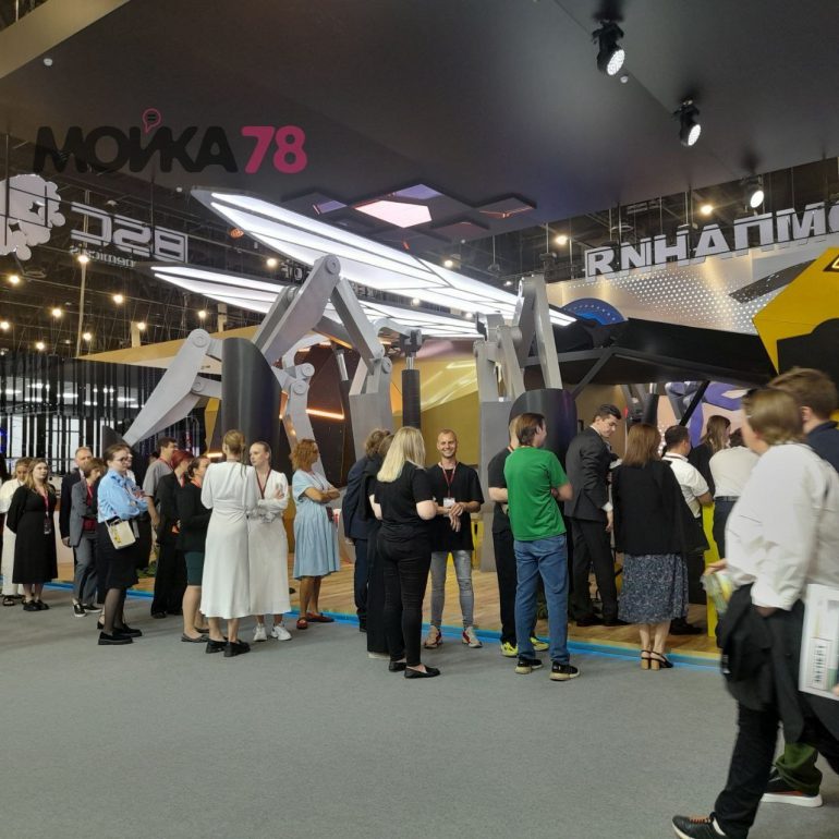 На ПМЭФ длинная очередь за футболками с цитатами Путина