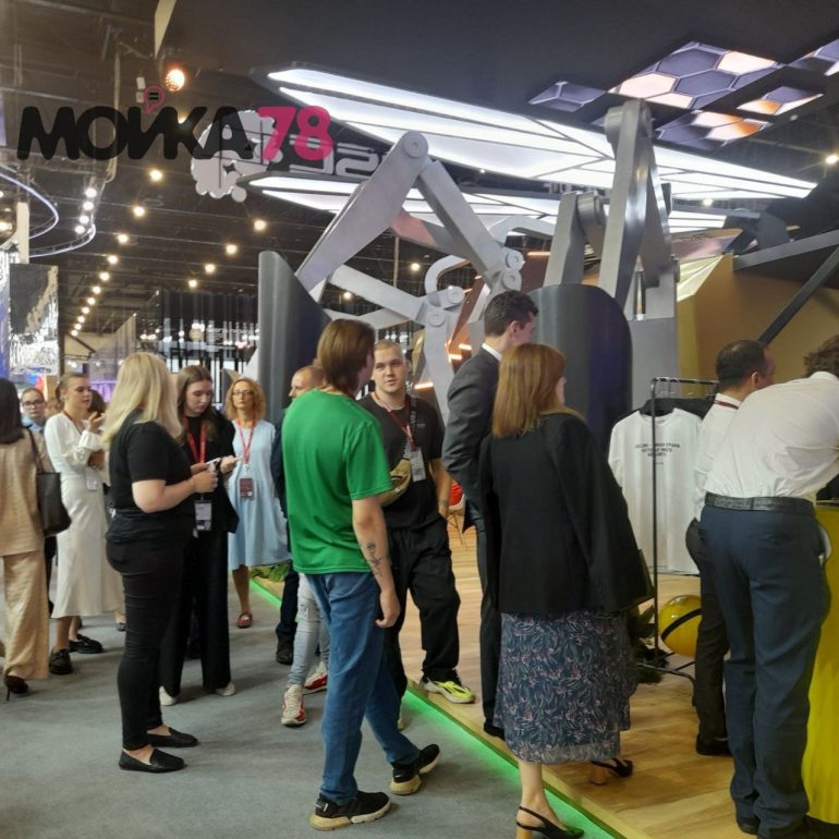 На ПМЭФ длинная очередь за футболками с цитатами Путина