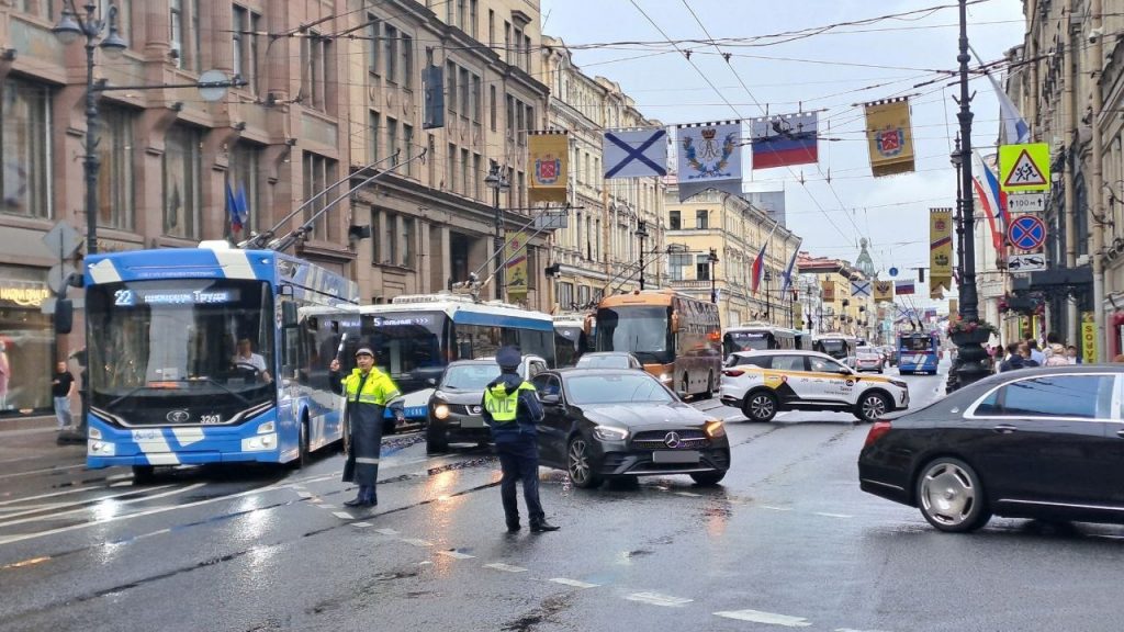 В центре Петербурга остановились автобусы и троллейбусы, пробки 9 баллов