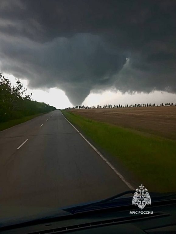 В Башкирии торнадо снес два автомобиля и дорожные знаки