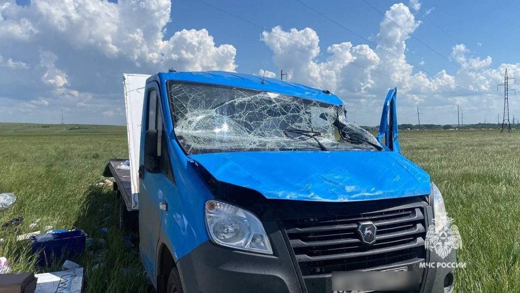 В Башкирии торнадо снес два автомобиля и дорожные знаки