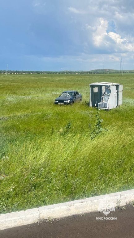 В Башкирии торнадо снес два автомобиля и дорожные знаки